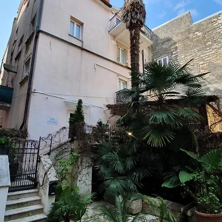 Queen Ernesta Apartman *